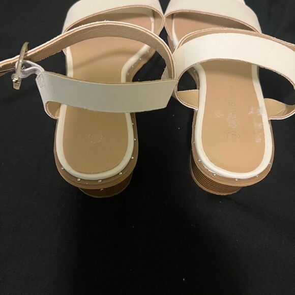 Elegant Cream Sandals - Picture 2 of 4